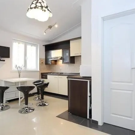 Ferienapartment Mit Balkon Fuer Fuenf Personen 고르니 카린