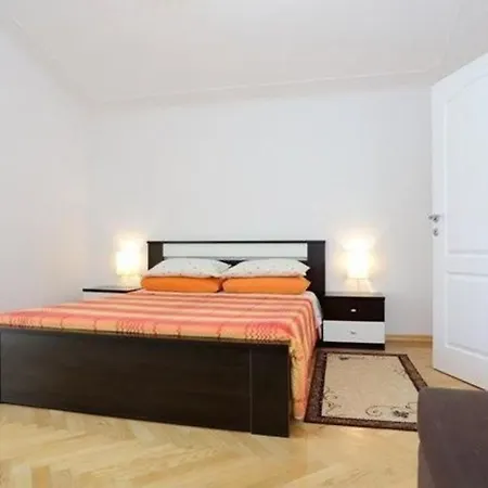 Ferienapartment Mit Balkon Fuer Fuenf Personen 아파트