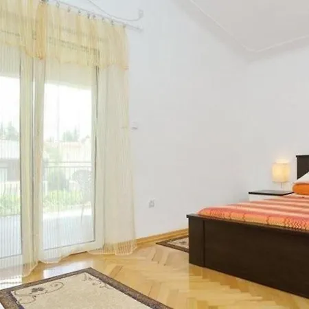 Ferienapartment Mit Balkon Fuer Fuenf Personen