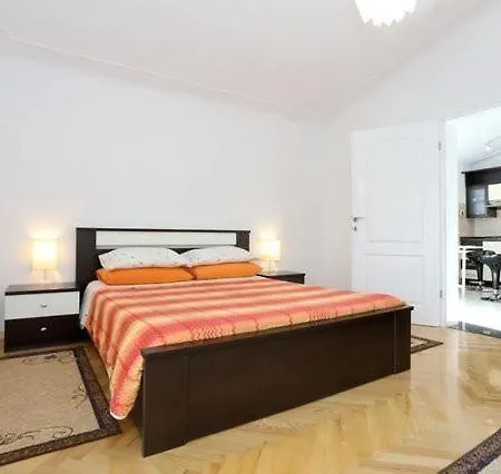 아파트 Ferienapartment Mit Balkon Fuer Fuenf Personen 고르니 카린